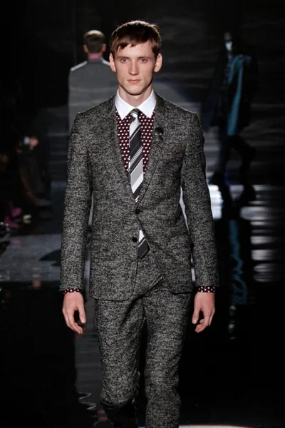 Look 16